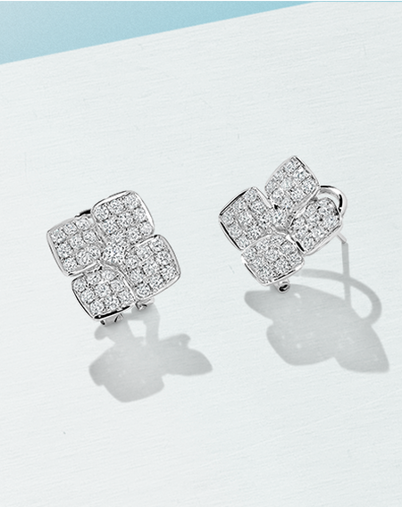 Boucles d'oreilles Uneek sur un fond bleu.